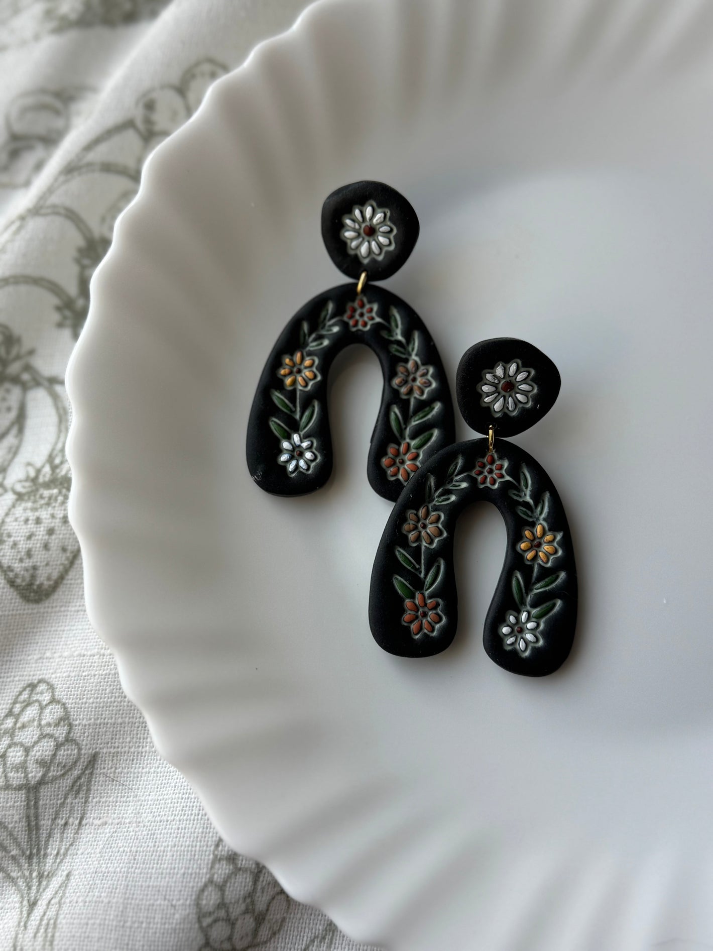 Floral Horseshoe, in Black