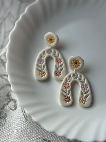 Floral Horseshoe, in Dove