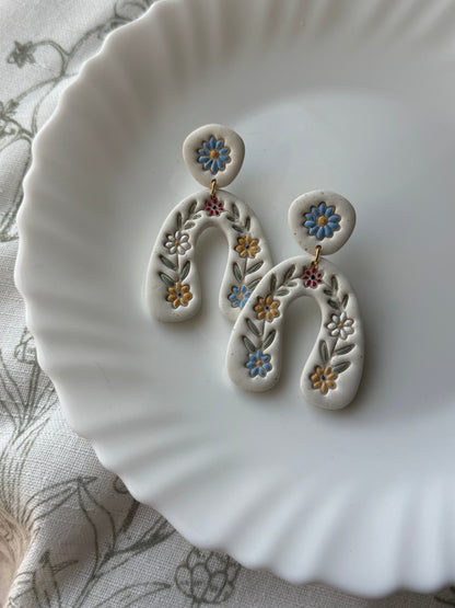 Bold Floral Horseshoe