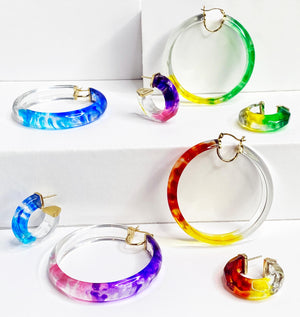 Tie Dye Slip On Lucite Bangle in Earth